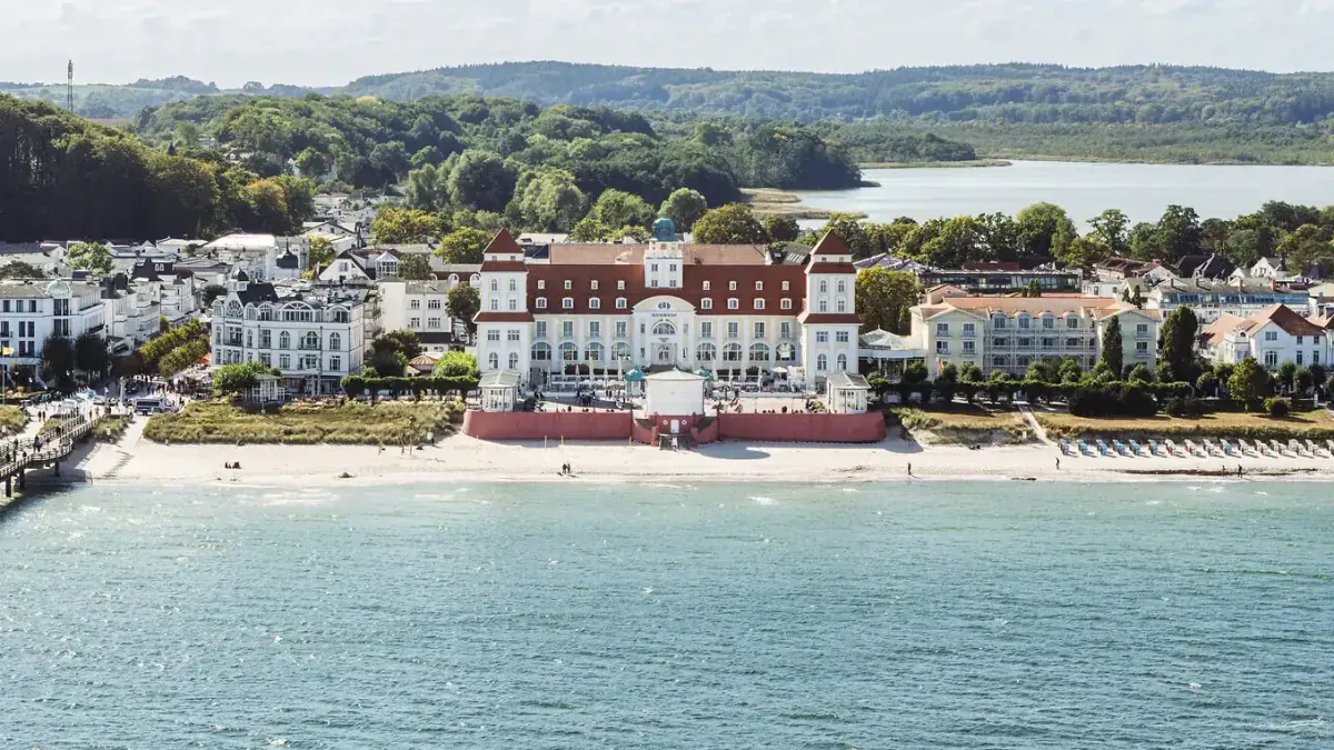 Das A-ROSA Kurhaus Binz in historischer Bäderarchitektur direkt an der Strandpromenade der Ostsee im warmen Sommerlicht